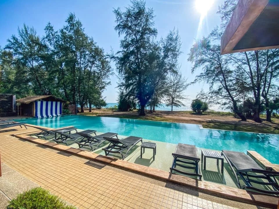 Coriacea Boutique Resort — pool and material details — view 1
